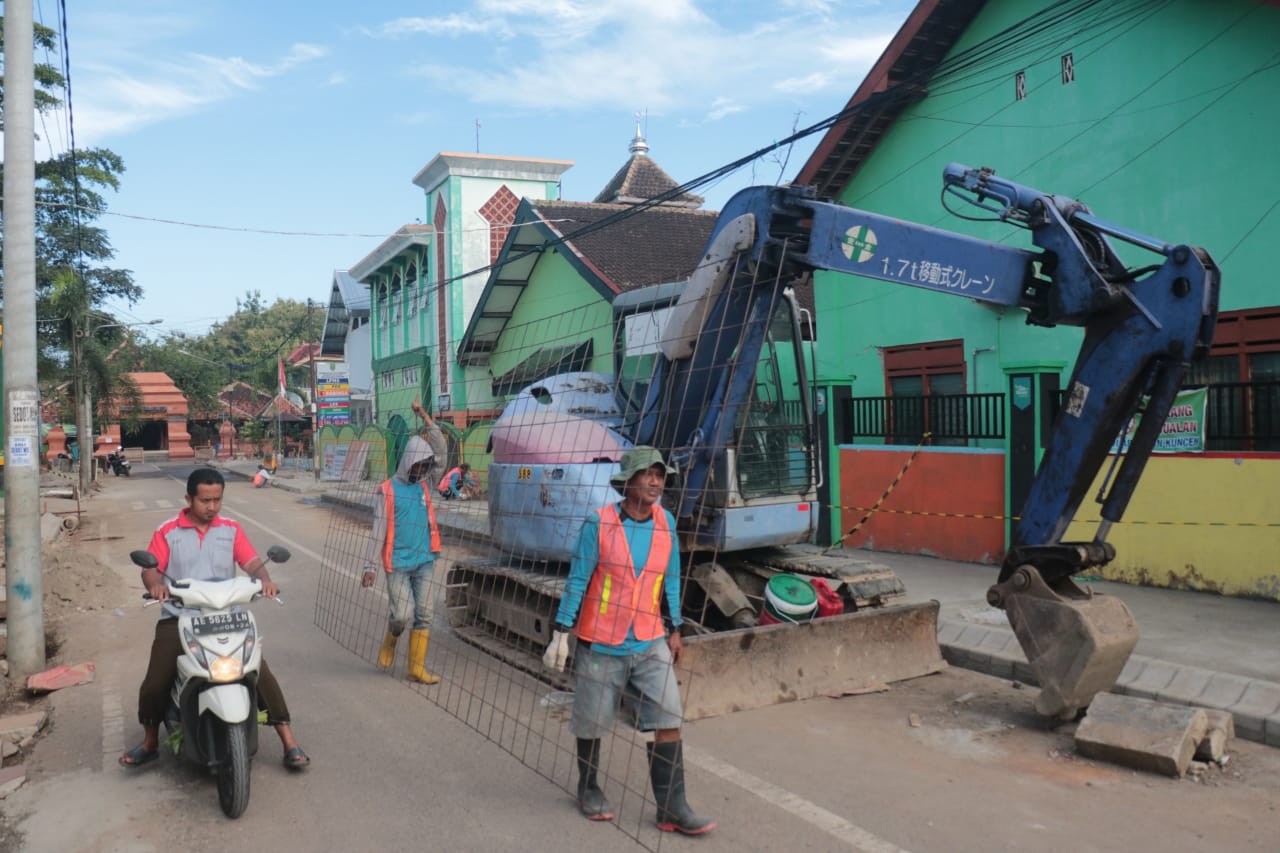 Foto 2 dari 9: Pekerjaan Wajib Terhenti H-7 Lebaran, PU Kebut Pekerjaan Sekitaran Masjid Kuncen