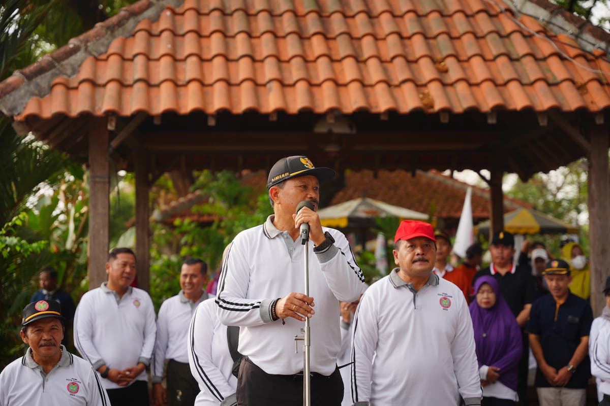 Foto 2 dari 8: Wali Kota Ikut Jalan Santai Peringatan HUT PGRI ke 78 dan HGN