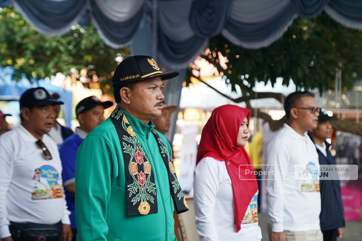 Foto 8 dari 9: Wali Kota Berangkatkan Jalan Sehat Warga Nambangan Kidul