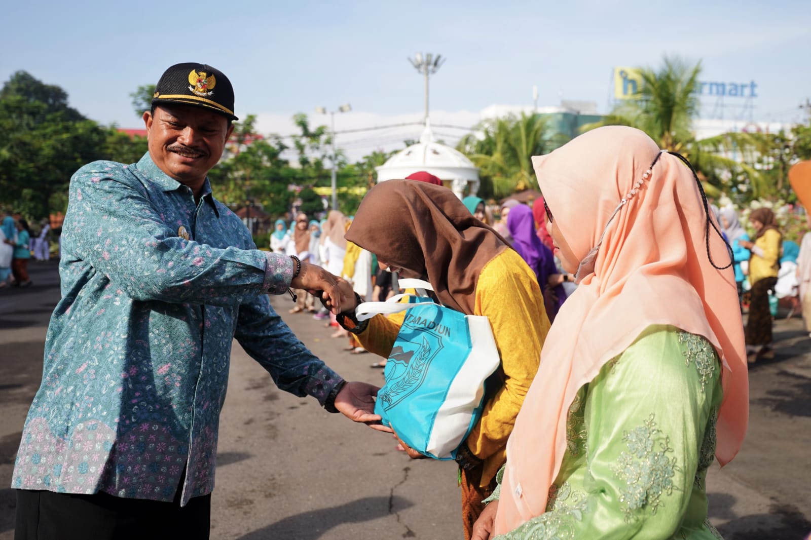 Foto 4 dari 10: Peringati Hari Kartini, Wali Kota Maidi Beri Perhatian Srikandi Kebersihan
