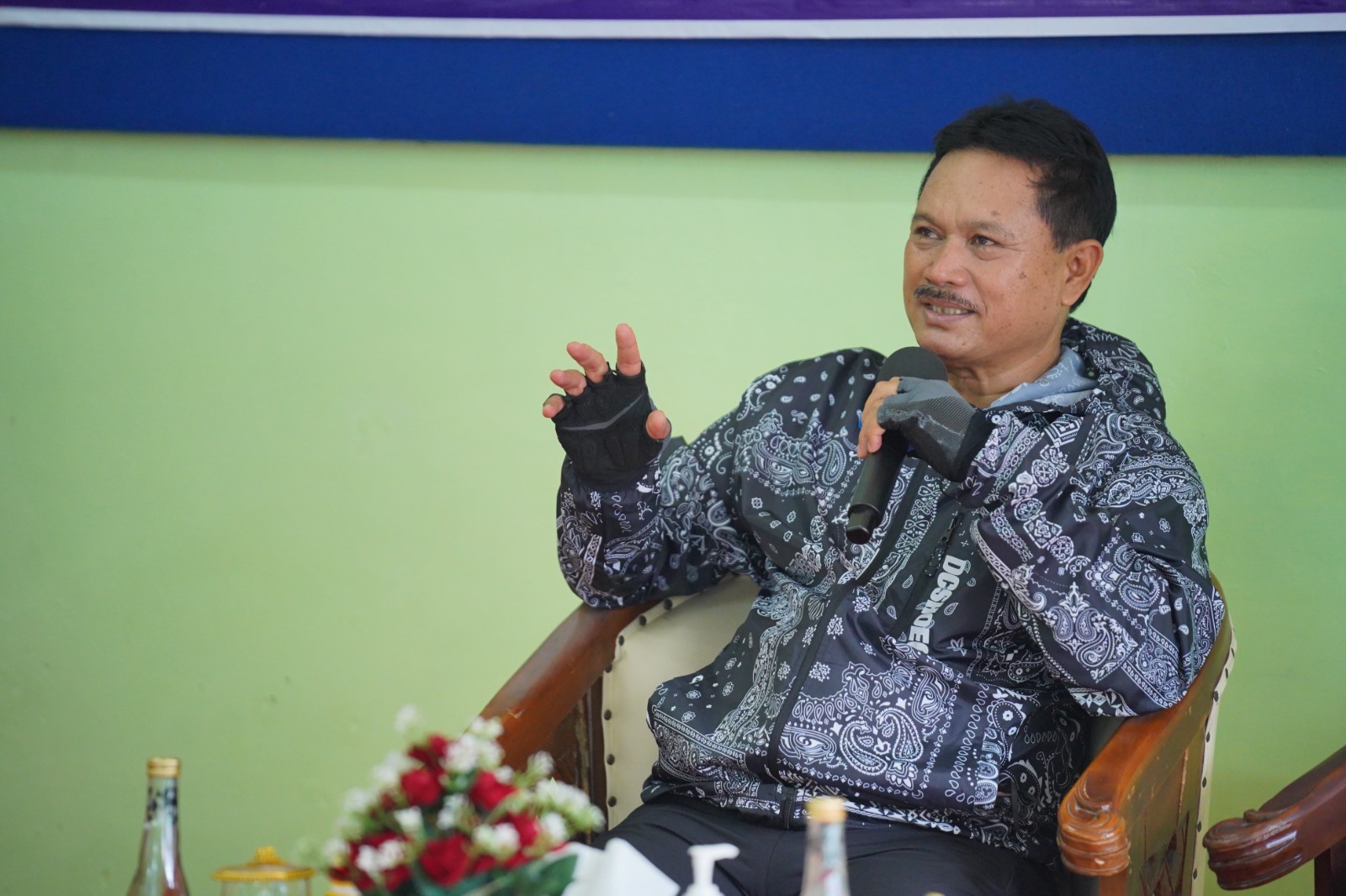 Foto 3 dari 10: Wali Kota Sampaikan Oleh-Oleh dari Luar Negeri Saat Gowes di Tiga Kelurahan