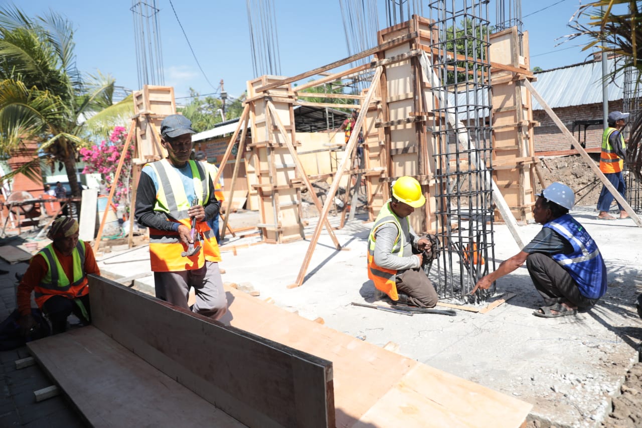 Foto 1 dari 5: Tinjau Pembangunan Menara, Wali Kota Apresiasi Pekerjaan Surplus 5 Persen Lebih di Minggu Pertama