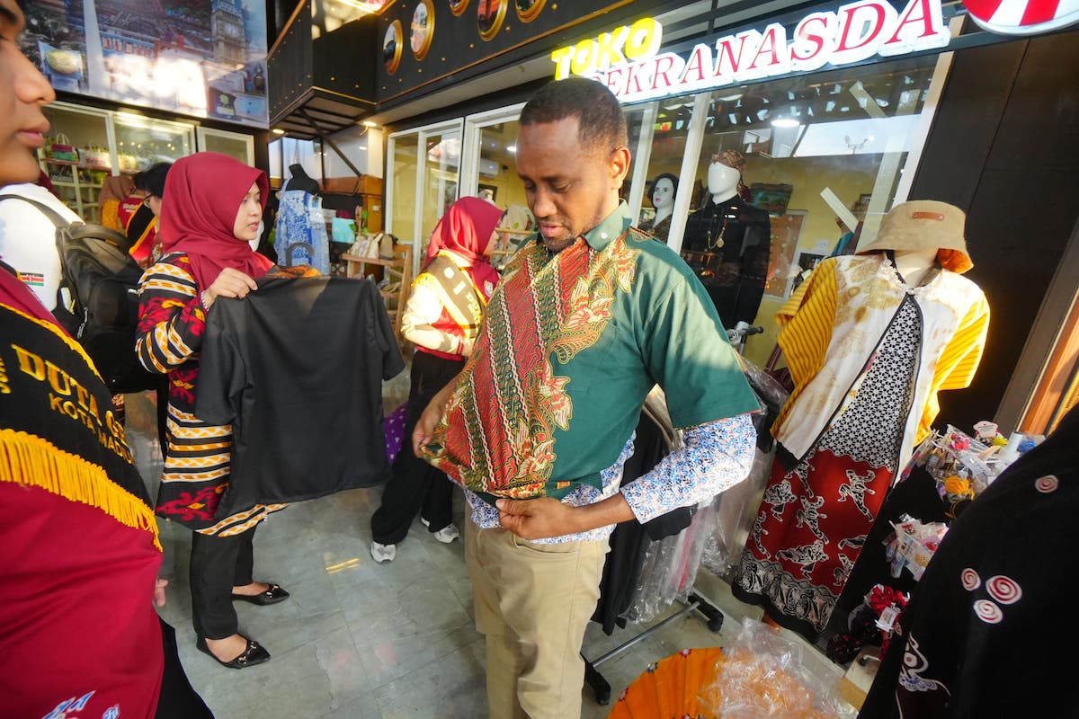 Foto 4 dari 9: Delegasi Kenya Borong Produk UMKM Kota Pendekar di Galeri Dekranasda