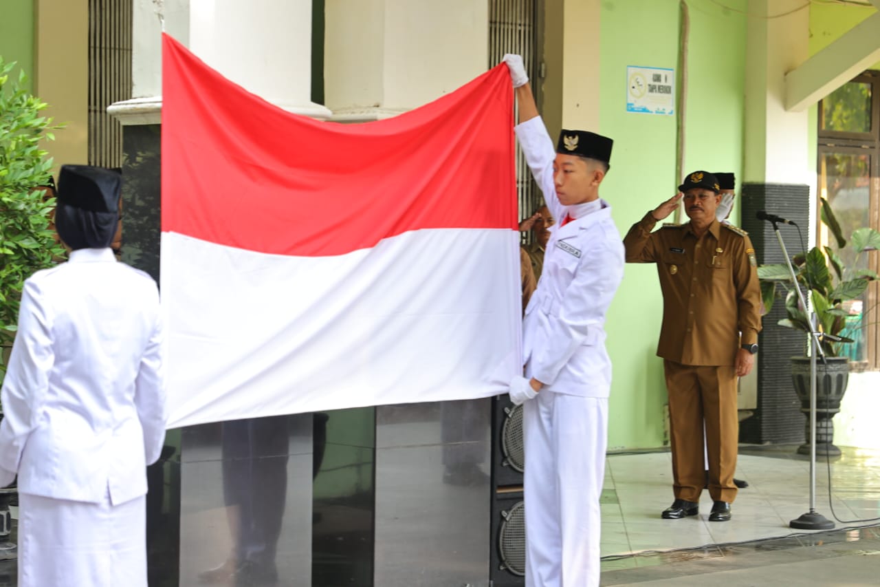 Jadi Pembina Upacara di SMAN 6, Wali Kota: Ilmu Pendidikan Akan Menjadi Pelindung ke Depan