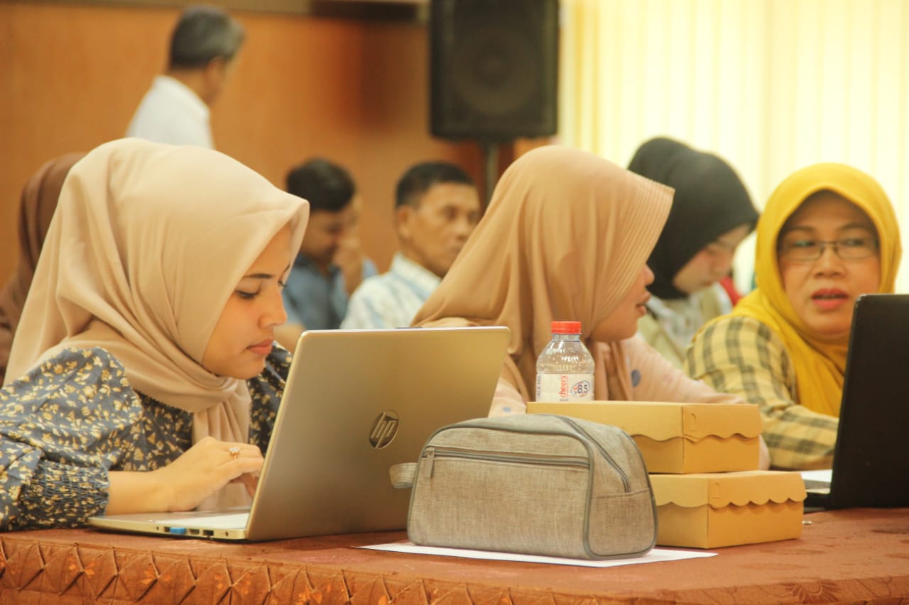 Foto 9 dari 11: Dorong UMKM Naik Kelas, Pemerintah Kota Madiun-PT. INKA (Persero) Gelar Bimtek Bagi Pengelola Lapak UMKM Kelurahan