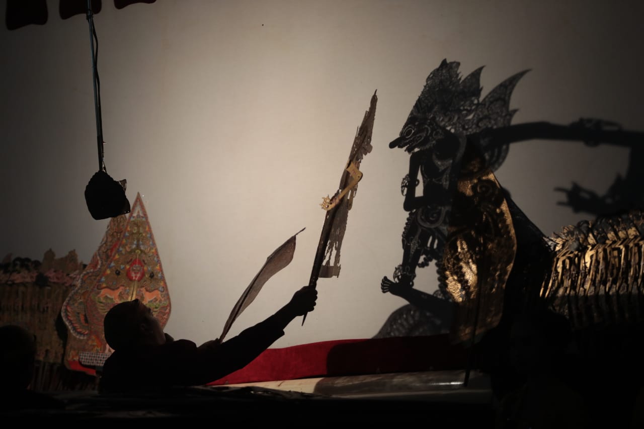 Foto 5 dari 16: Tak Hanya Beri Hiburan, Wali Kota Juga Salurkan Bantuan dan Borong Jajan untuk Dibagikan Saat Pagelaran Wayang