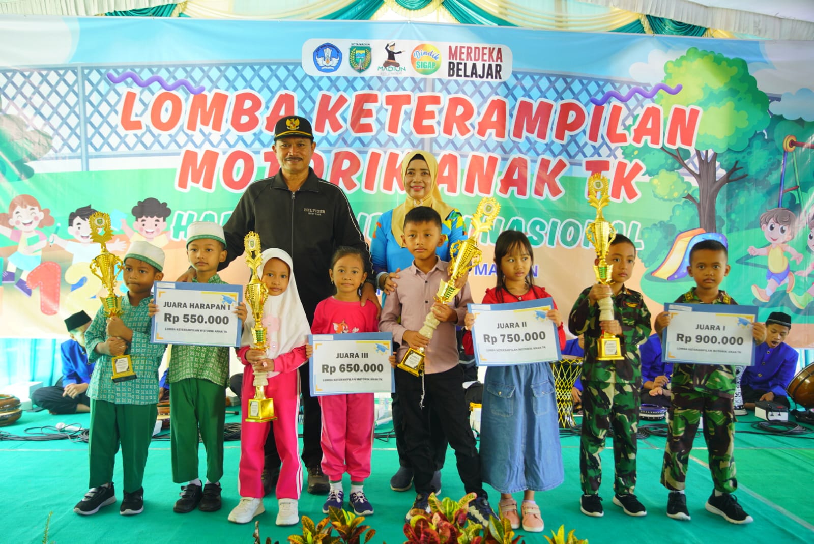 Serahkan Piala Lomba KKG PAUD dan Hardiknas, Wali Kota Pesan Prestasi Harap Ditingkatkan