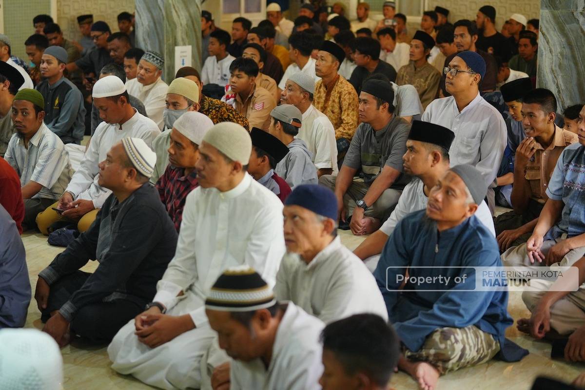 Foto 6 dari 9: Ada Ustaz Syafiq Riza Basalamah di Masjid Samsul Huda, Wali Kota Maidi Harap Sering Datang ke Kota Madiun