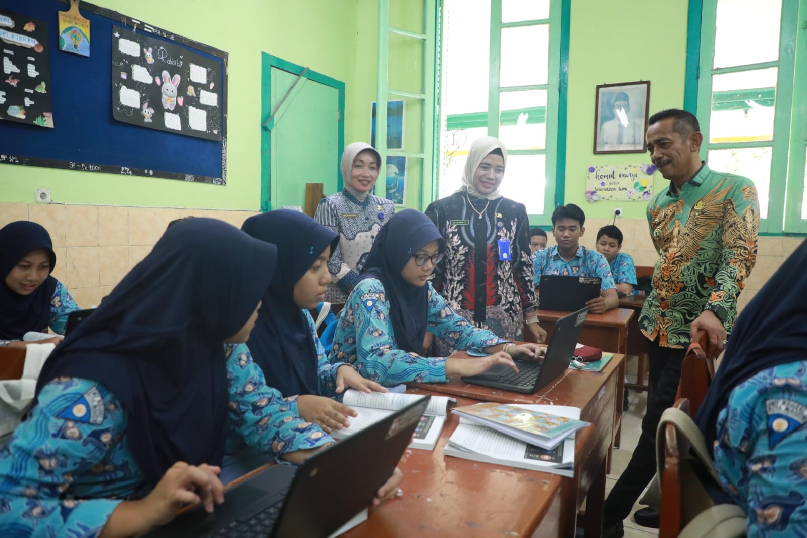 Foto 2 dari 12: Belajar Penerapan Chromebook, Pj Bupati dan Puluhan Kepala Sekolah se-Kabupaten Sinjai, Studi Banding ke Kota Madiun