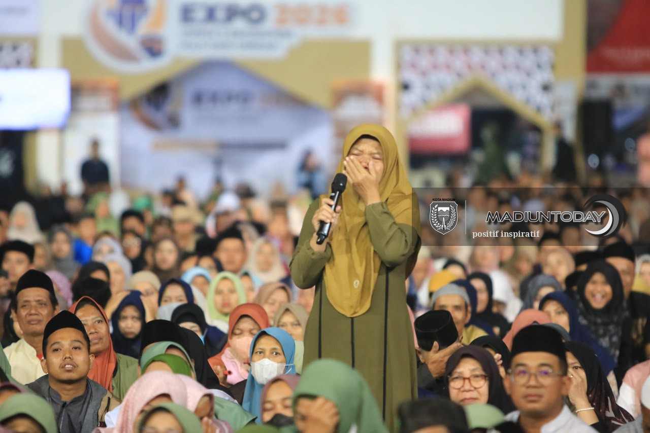 Foto 13 dari 29: Belasan Ribu Jamaah Larut dalam Pengajian Gus Iqdam, Pesan Amanah Menggema di Stadion Wilis