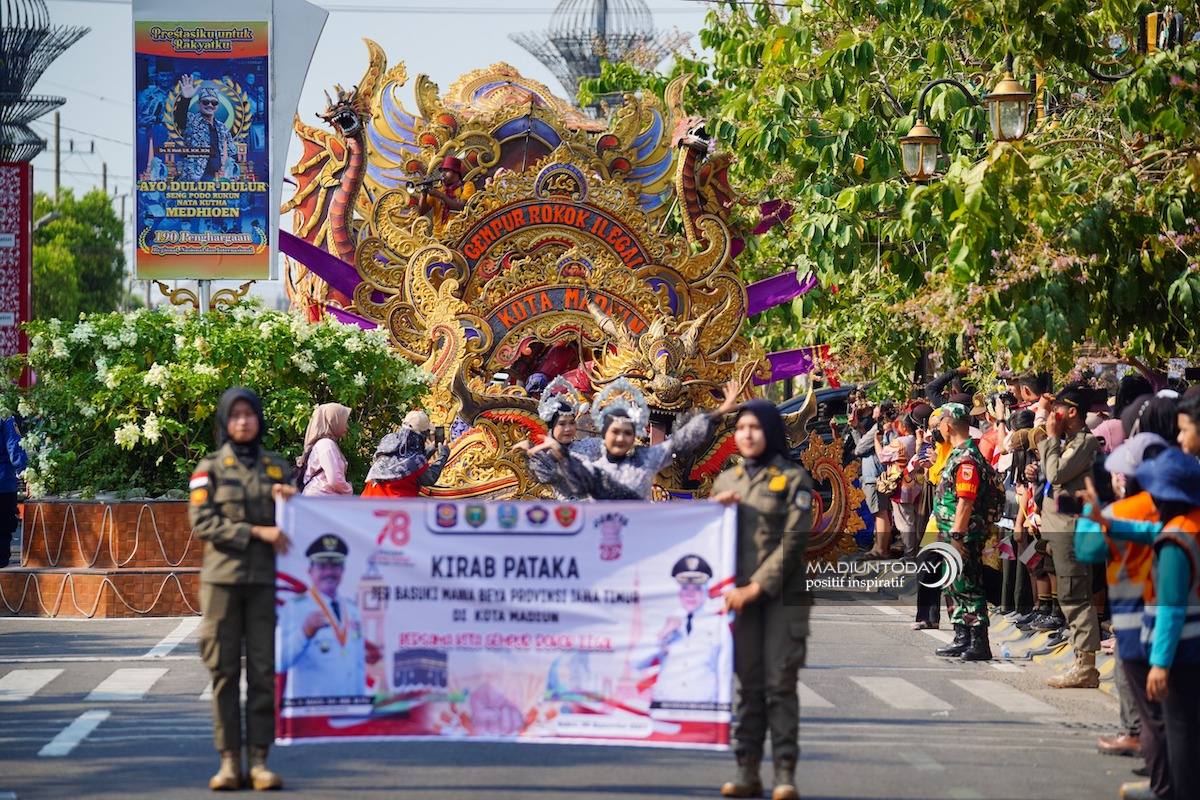 Foto 8 dari 9: Penyambutan Luar Biasa Kirab Pataka Jer Basuki Mawa Beya