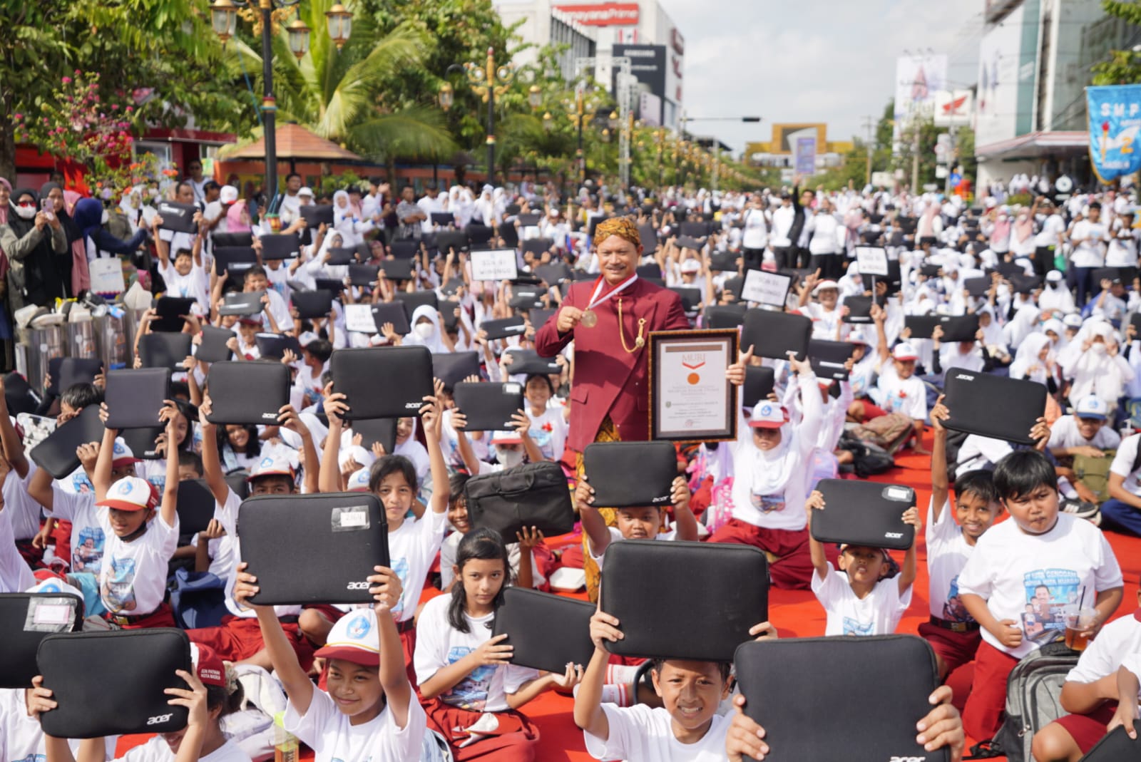 Foto utama berita: Rasakan Berbagai Kemudahan Belajar, Program Laptop Jadi Primadona Bagi Pelajar