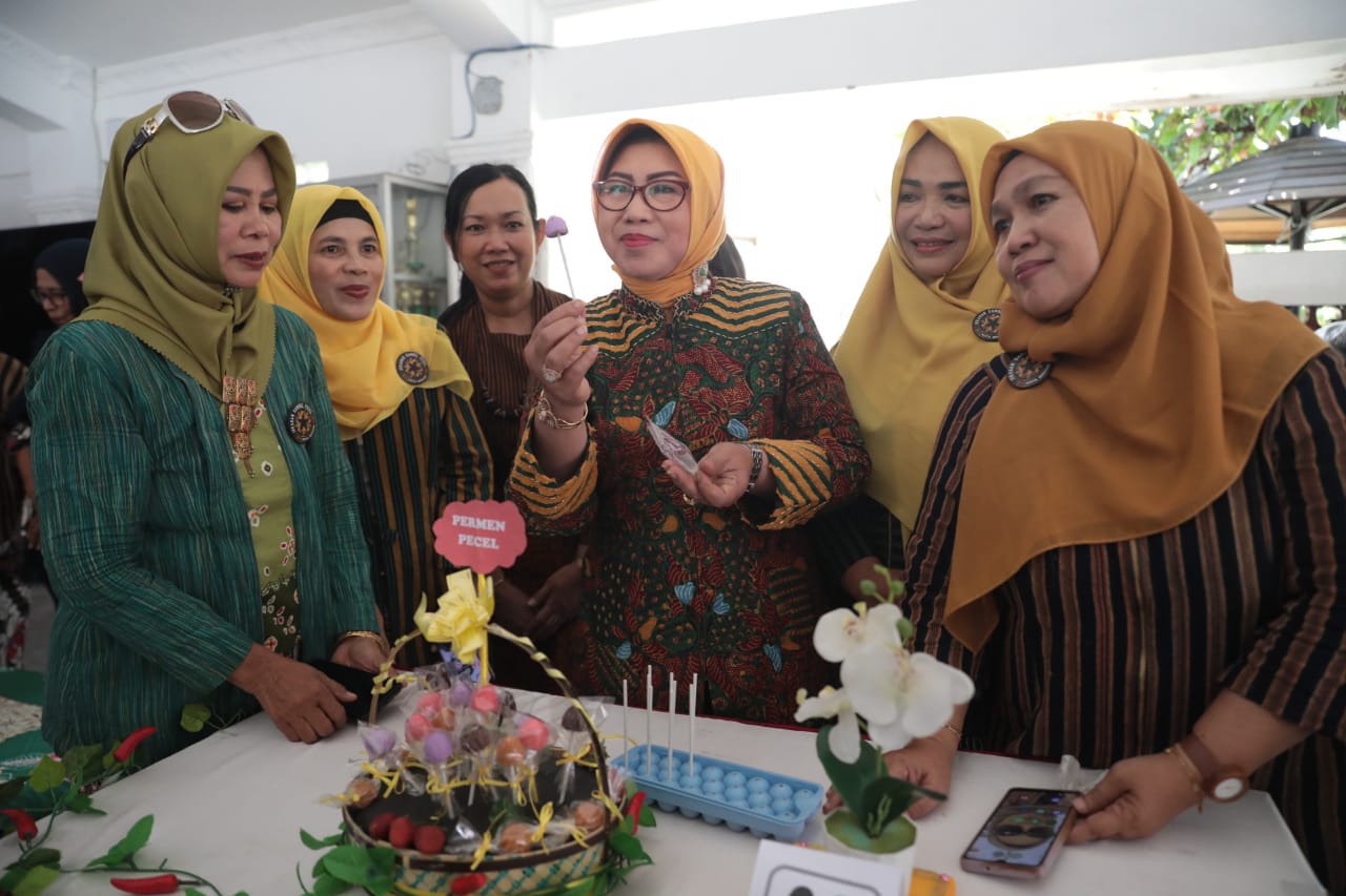 Foto 5 dari 9: Agar Lebih Disukai Anak-anak, Juragan Pecel Kembangkan Inovasi Permen Pecel
