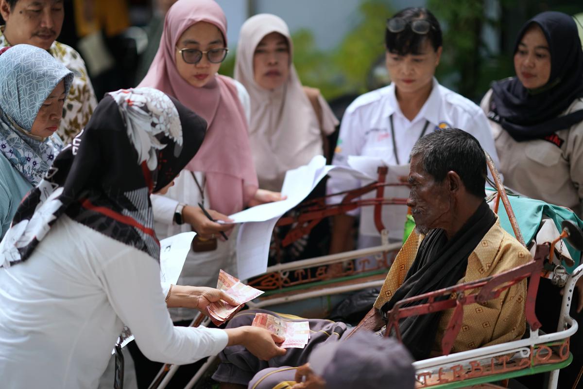 Foto 4 dari 19: Dinsos PPPA Kembali Salurkan BLT Daerah dan DBHCHT, Ada 3.353 Penerima