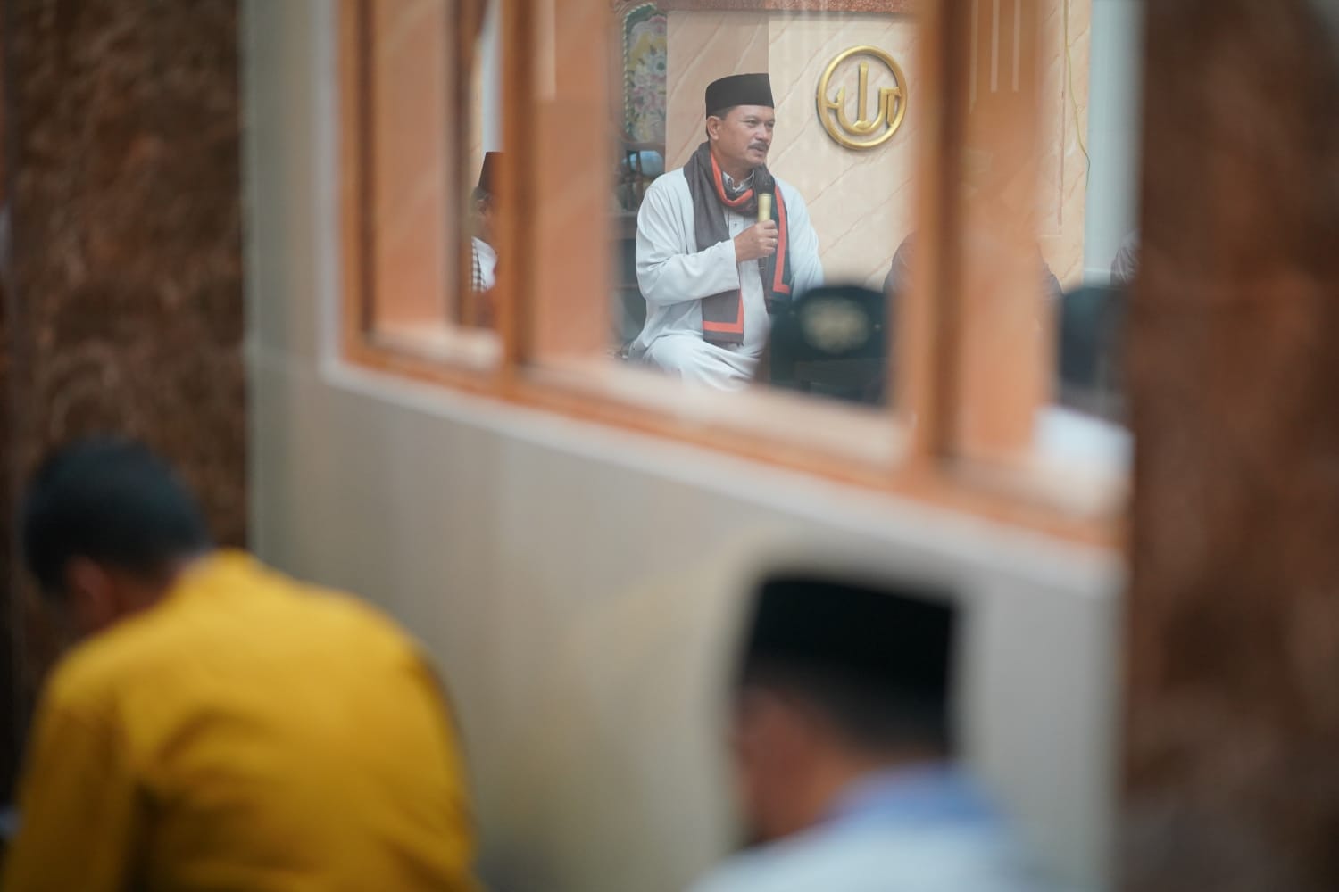 Foto 4 dari 10: Salat Isya di Masjid Al-Furqon, Wali Kota Belanja Masalah Langsung dari Jamaah