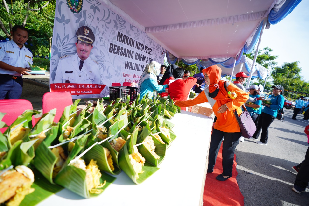 Foto 6 dari 10: Senam Tiga Pilar Kecamatan Manguharjo, Wali Kota Harap Pola Hidup Sehat Jadi Gaya Hidup