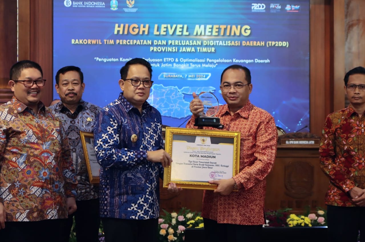 Ikuti High Level Meeting TP2DD Tingkat Provinsi, Pj Wali Kota Madiun Juga Terima Penghargaan Tiga Besar Transaksi KKI Tertinggi