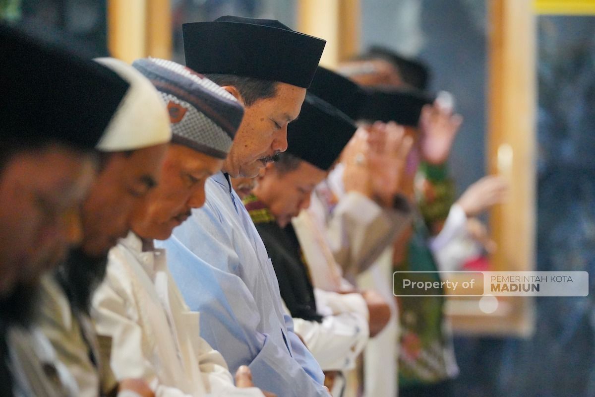 Foto 2 dari 8: Salat Isya di Masjid Baitul Jannah, Wali Kota Setujui Bantuan Pembangunan Rp 50 Juta