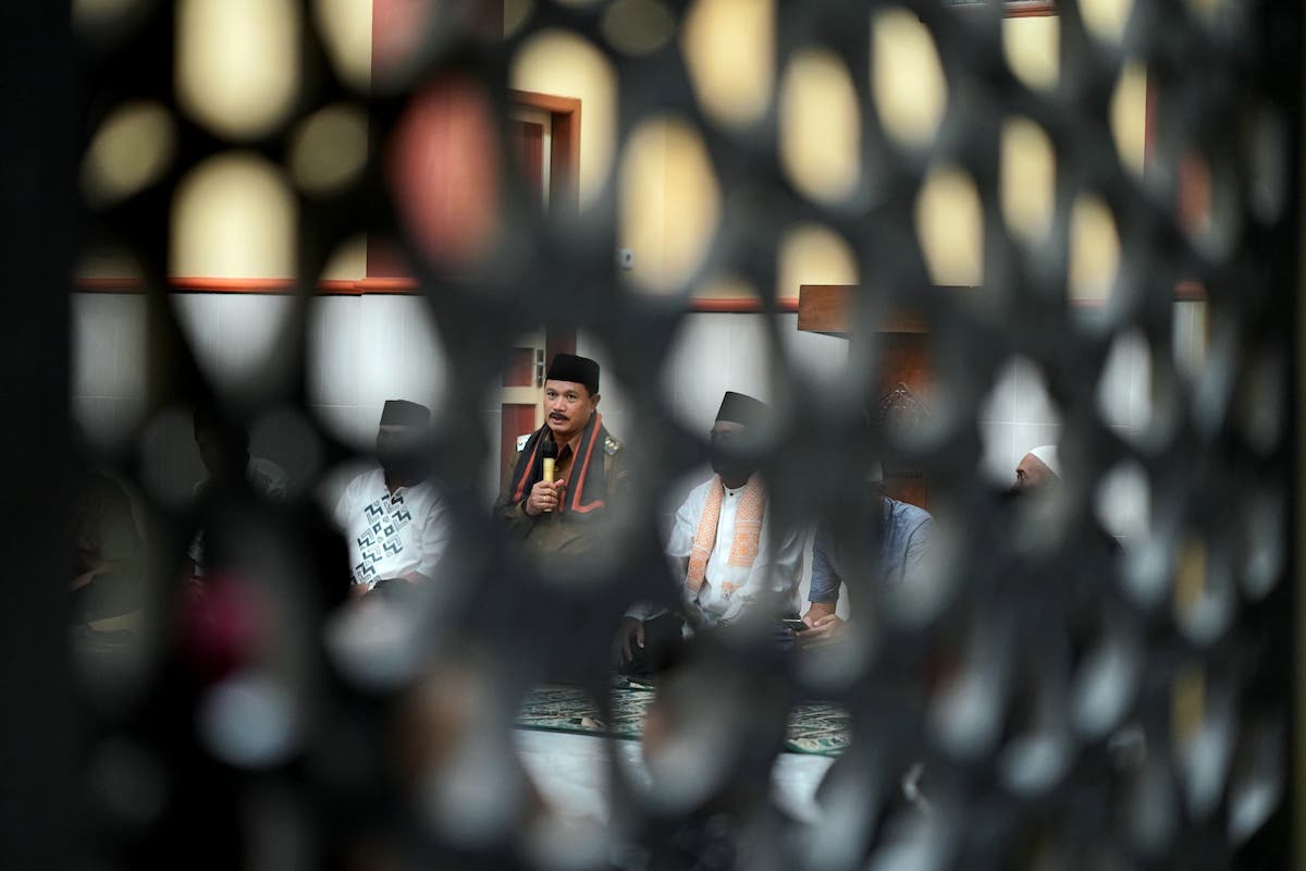 Foto 2 dari 9: Shalat Magrib di Masjid Diniyah Nurul Iman, Wali Kota Beri Santunan Hingga Sosialisasikan Pembangunan