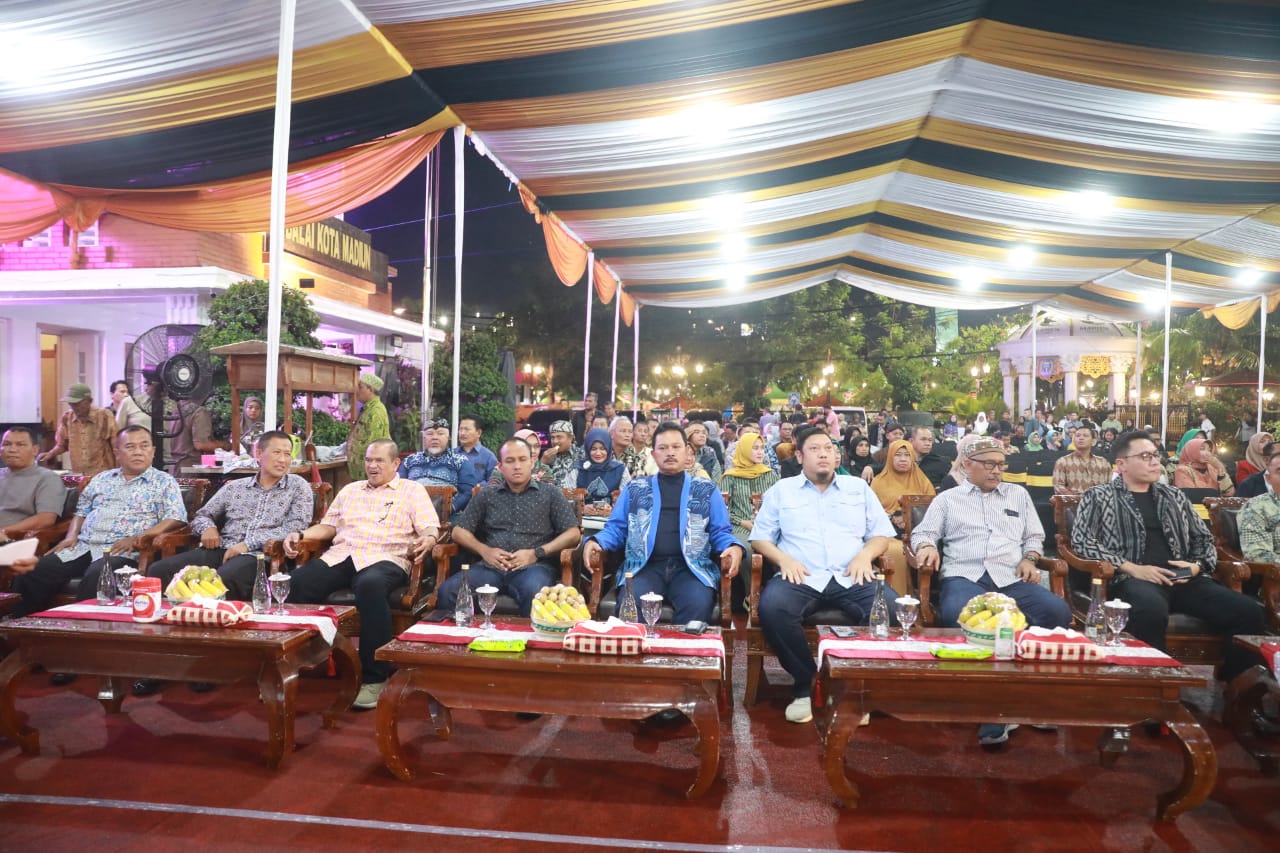 Foto 8 dari 8: Gebyar Akhir Tahun, Pemkot Gelar Pementasan Wayang Di Halaman Balai Kota Madiun