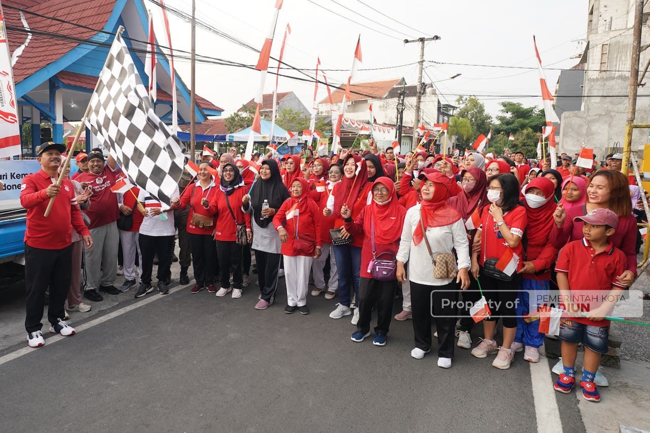 Foto 8 dari 9: Wali Kota Berangkatkan Jalan Sehat Warga