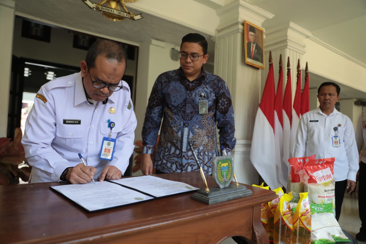 Foto 3 dari 7: Peduli Masyarakat, BTN Salurkan Bantuan Sembako Lewat Pemkot Madiun