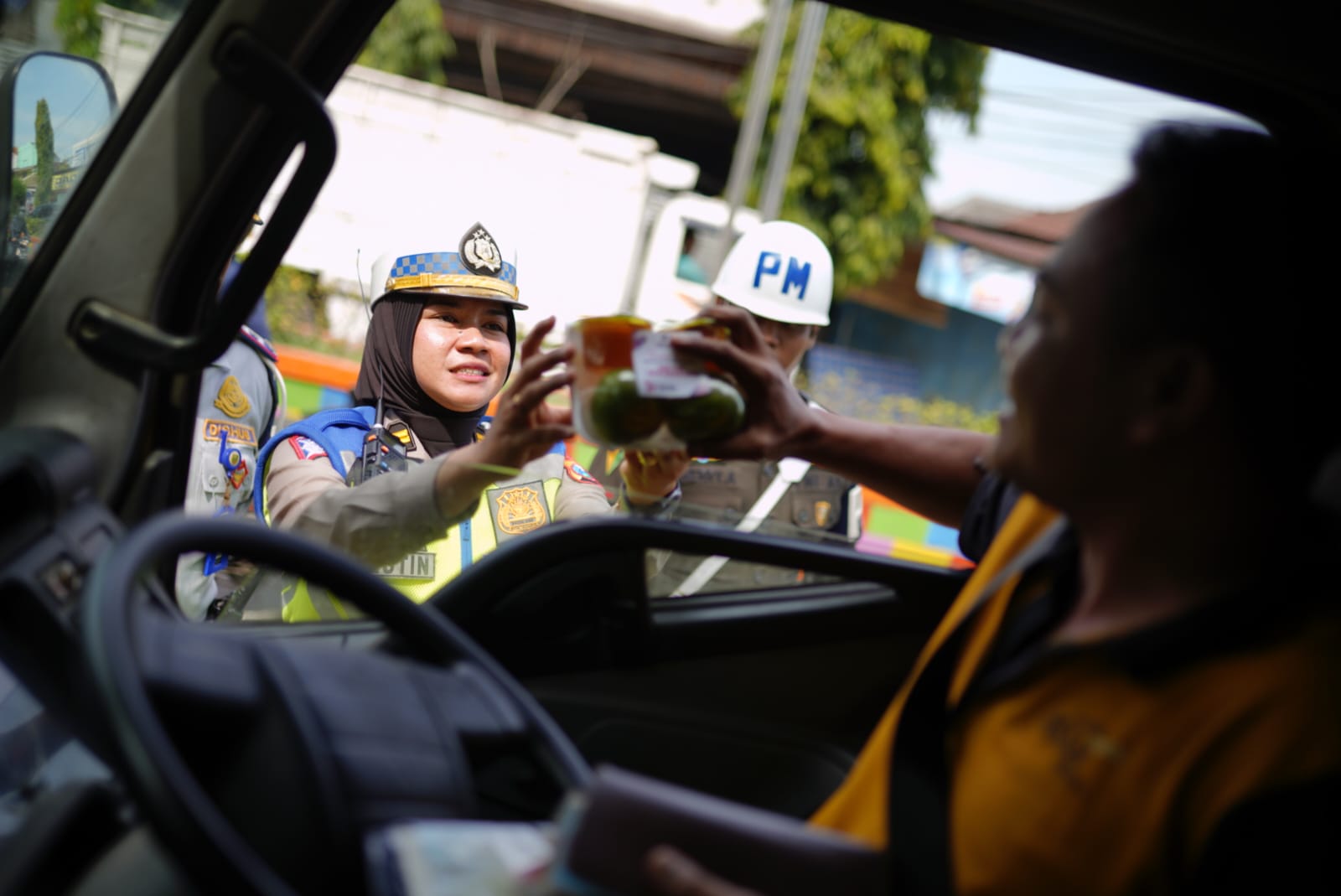 Tertib Berlalu Lintas, Pengemudi Angkutan Barang Dapat Reward dari Petugas