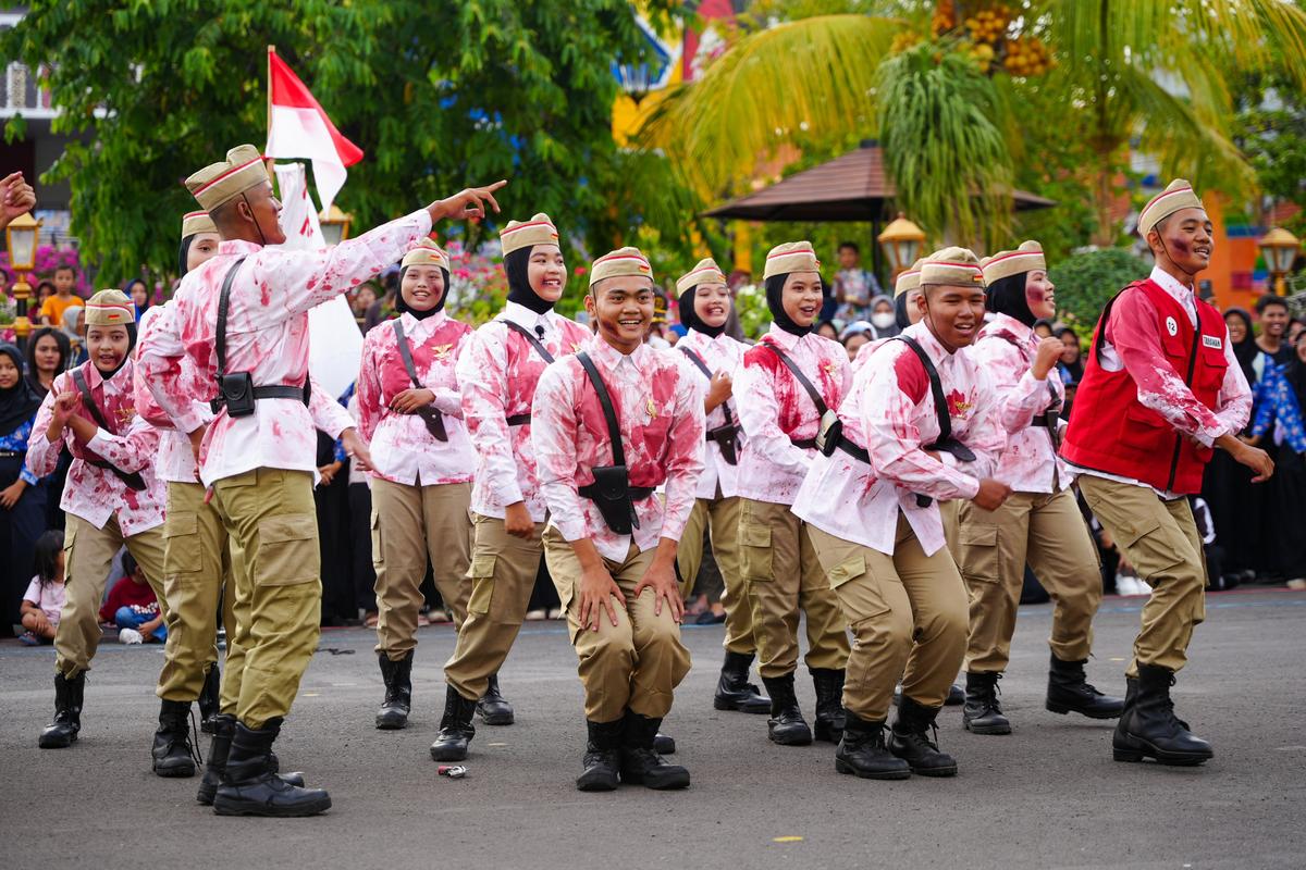 Foto 5 dari 16: Taruna Nada dan Pagaska Ramaikan Pusat Kota di Kala Senja