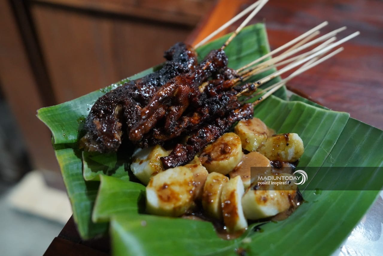 Foto utama berita: 30 Tahun Berjualan, Sate Mbak Rum Makin Ramai Setelah Pindah di Lapak Kelurahan