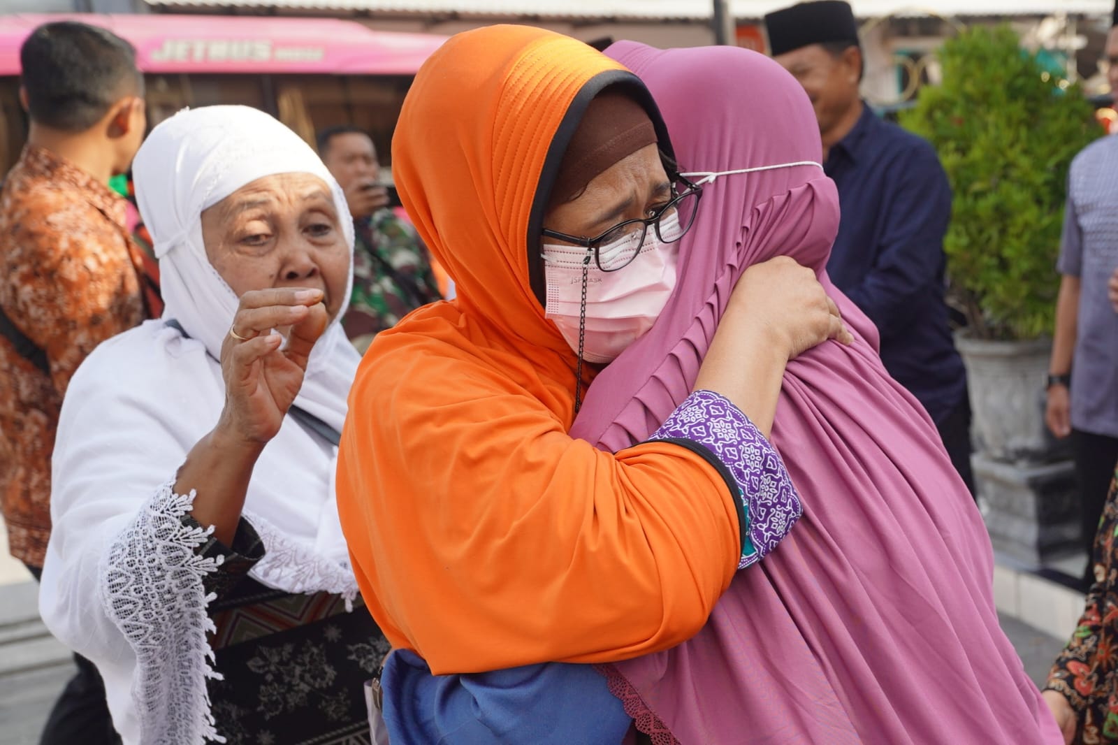Foto 3 dari 10: 19 Jamaah Haji Tahap Dua Tiba, Wali Kota Sambut Kepulangan di Masjid Azzahra