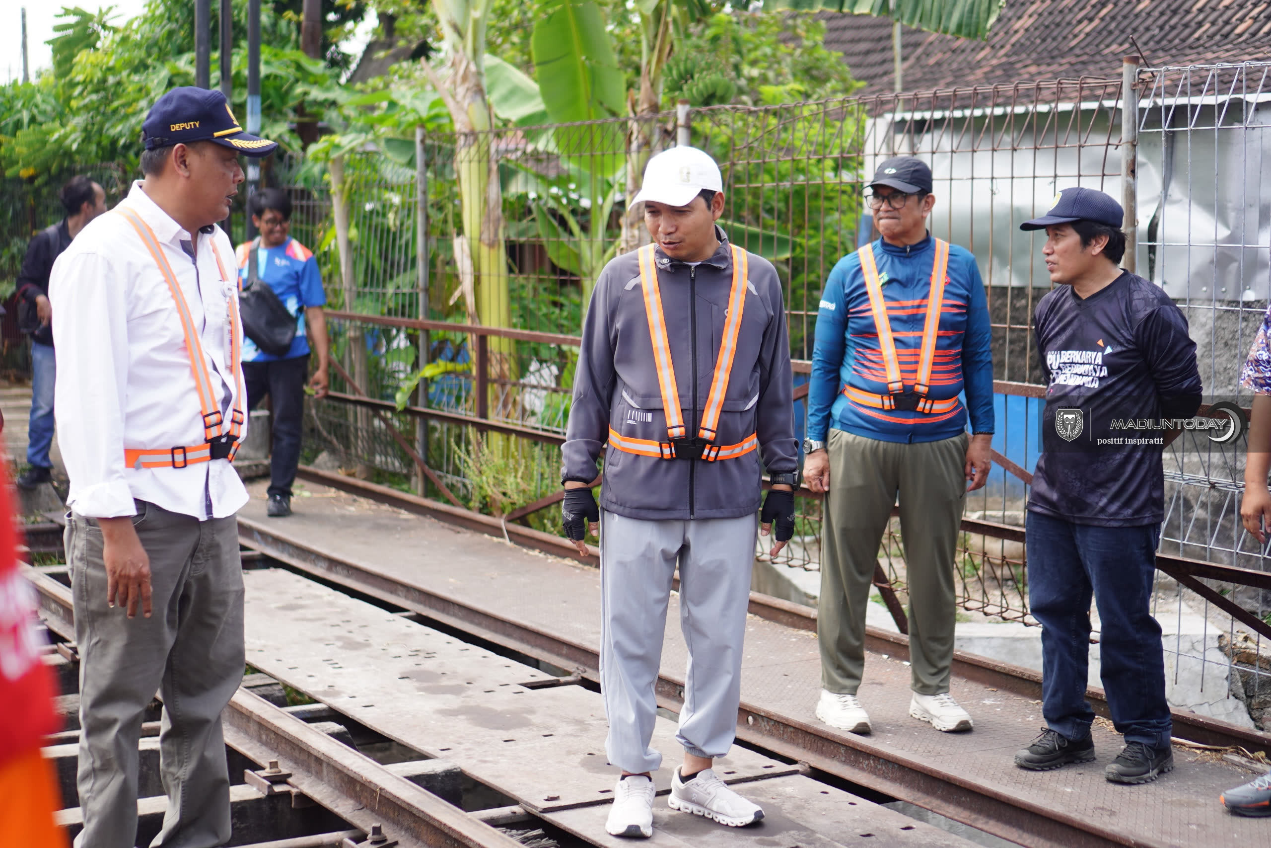 Foto 19 dari 20: Tak Hanya Dialog Malam Hari, Giat WBR Kini Dimulai Keliling Beri Solusi Langsung di Lokasi