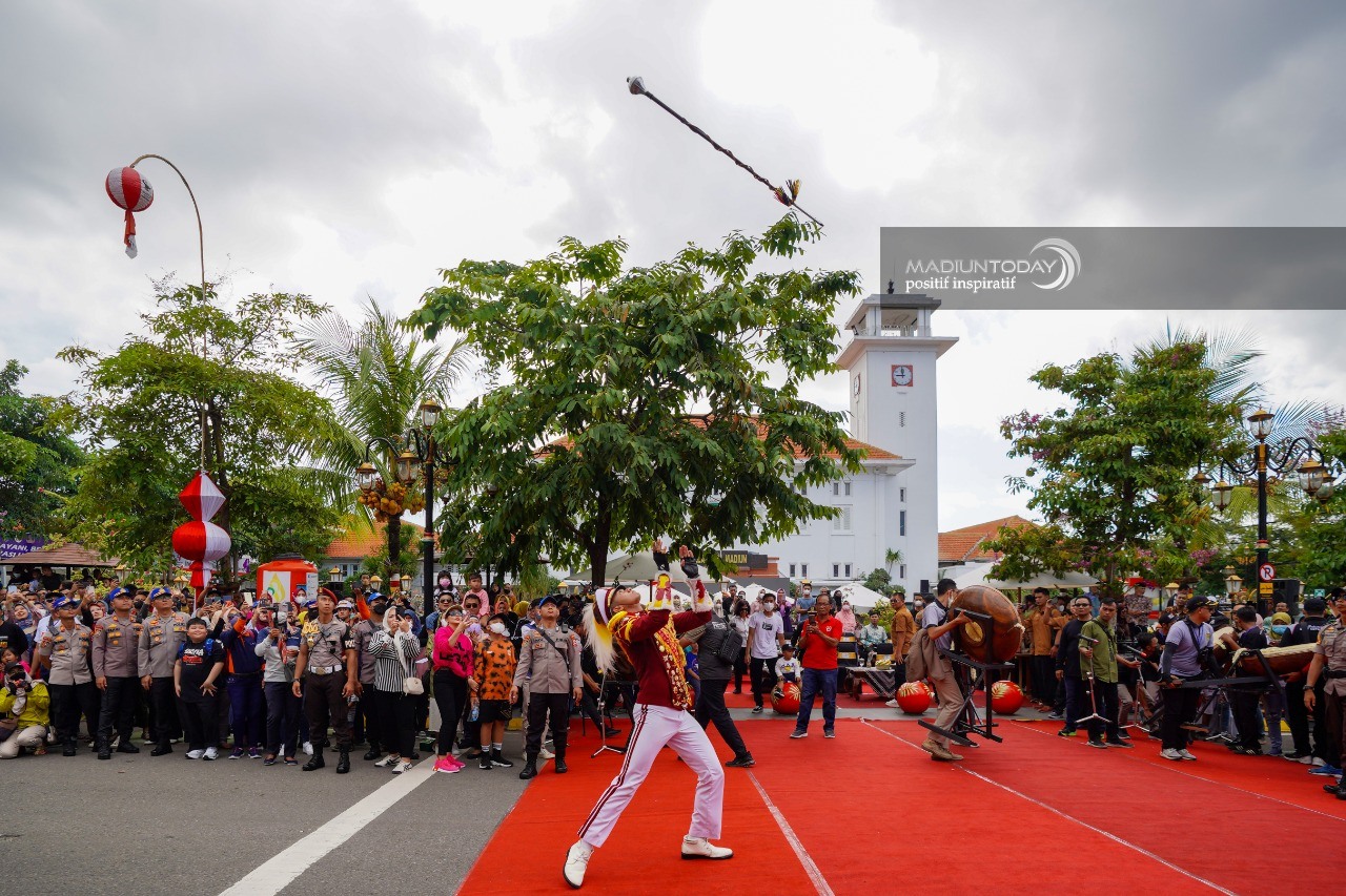 Foto 11 dari 19: Sukses Memukau Masyarakat, Aksi Drumcorps Pelopor Cenderawasih Akpol Dapat Apresiasi Wali Kota Maidi