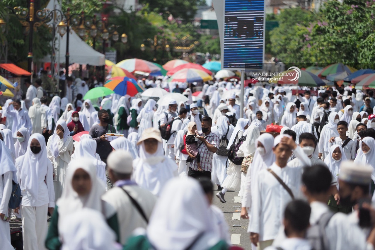 Foto 7 dari 11: Jalan Pahlawan Memutih, Ada 20 Ribu Lebih Jamaah Hadiri Pengajian Akbar Peringatan Hari Santri