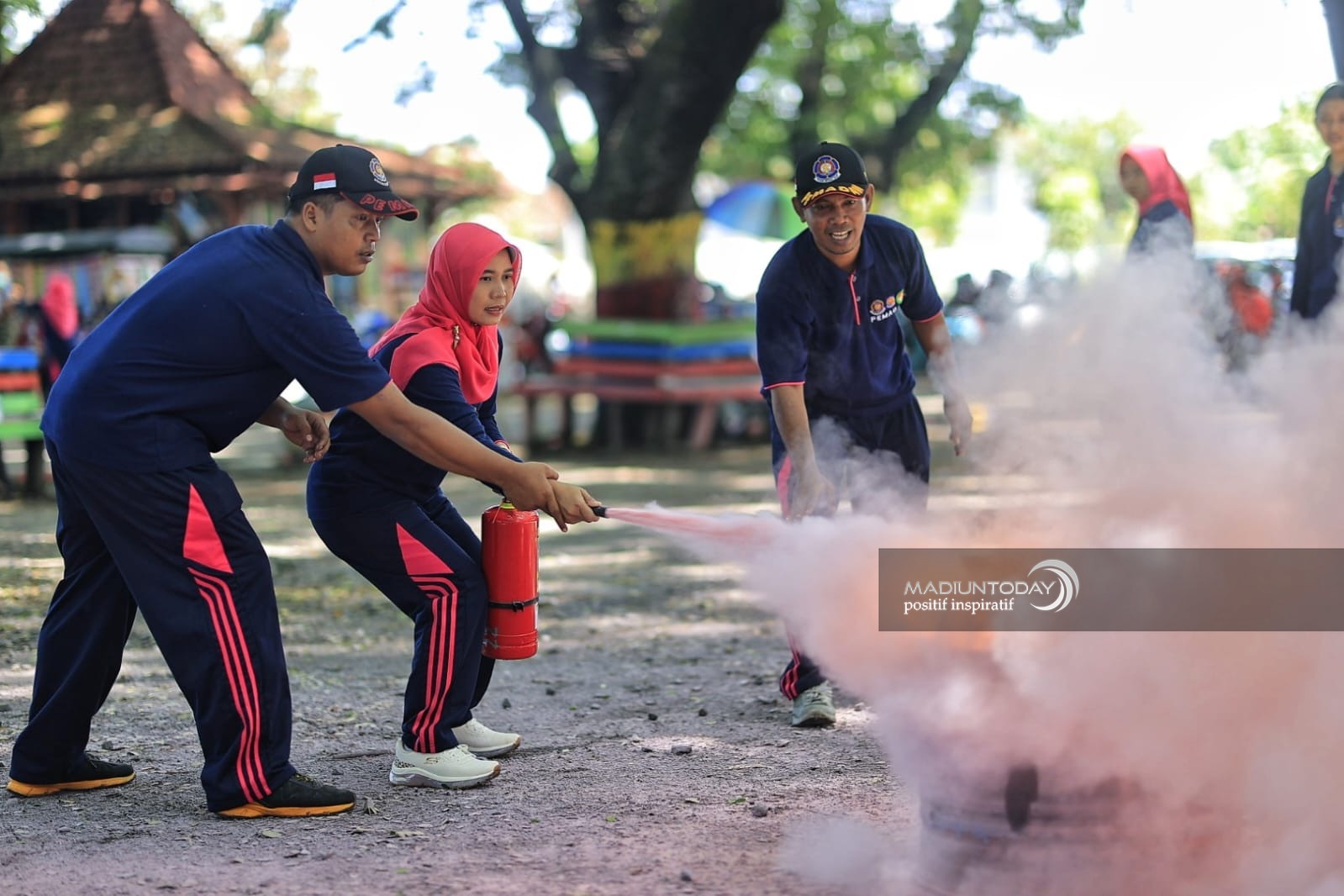 Foto 4 dari 7: Antisipasi Kebakaran Rumah Tangga, Satpol PP Dan Damkar Beri Pelatihan Penanganan Api Bagi Dharma Wanita