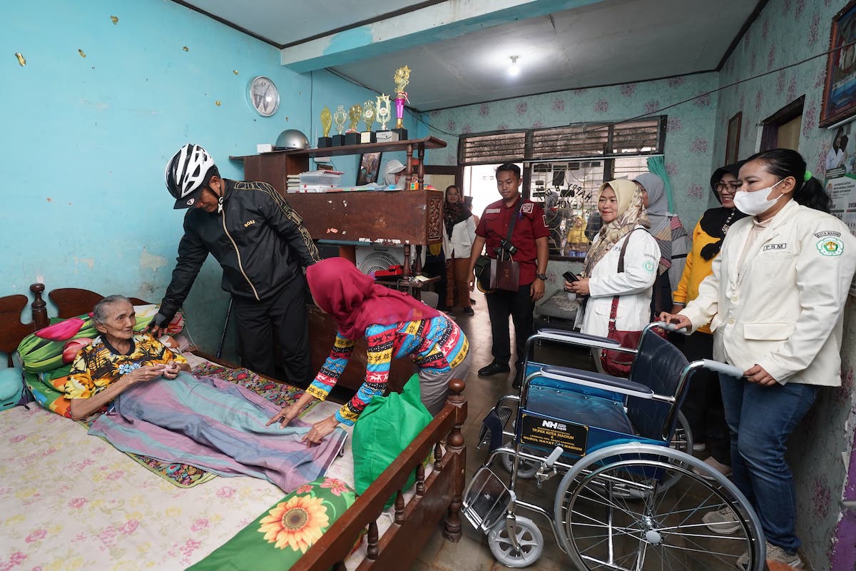 Foto 3 dari 9: Salurkan Bantuan ke Warga, Wali Kota: Pemerintah Hadir untuk Masyarakat