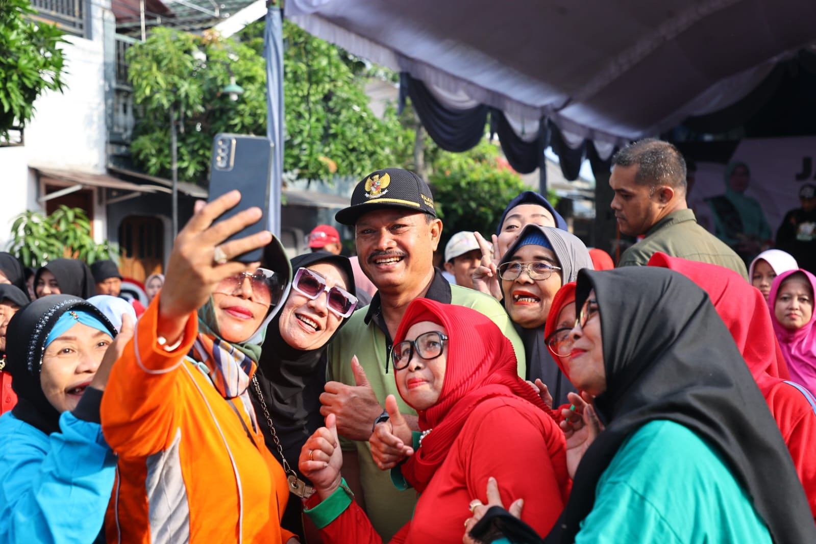 Foto 5 dari 9: Peringati Hari Ibu, Warga Kelurahan Kelun Gelar Jalan Santai Bersama Wali Kota