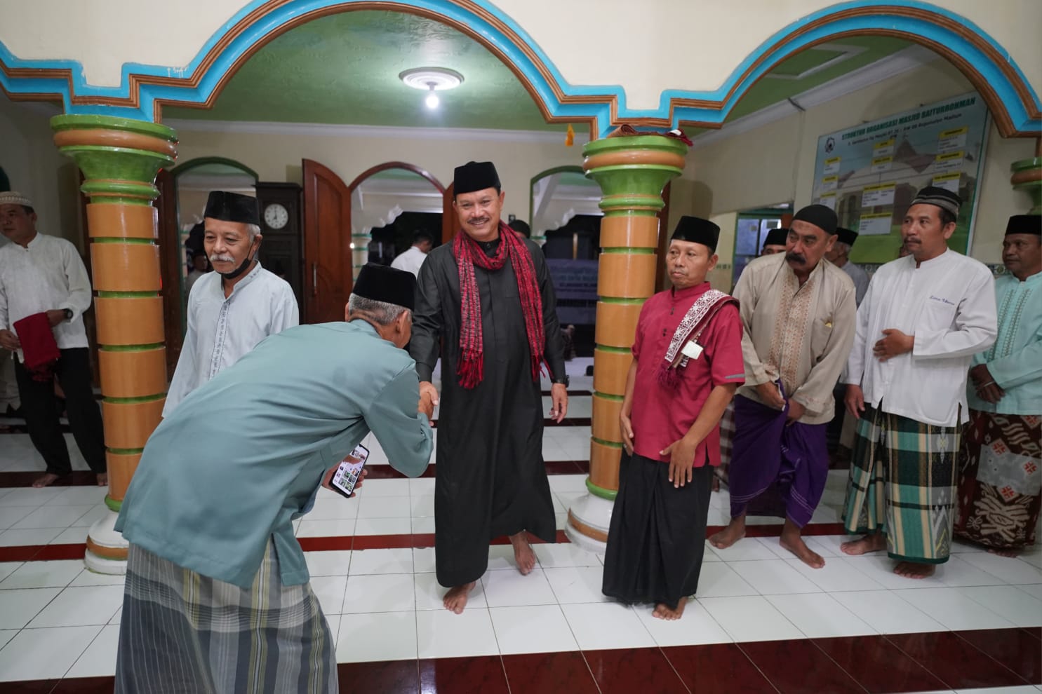 Foto 7 dari 9: Salat Isya di Masjid Baiturohman Kelurahan Rejomulyo, Jamaah Minta Bantuan Rp 10 Juta, Wali Kota Kasih Rp 15 Juta
