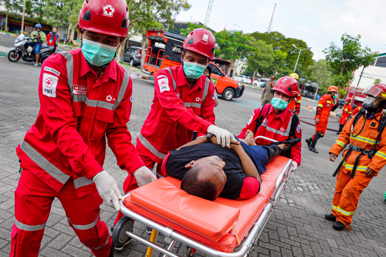 Foto 8 dari 9: Tingkatkan Keterampilan Pemadaman Kebakaran, Satpol PP-Damkar Gelar Pelatihan Bersama BPBD, PMI, Dan Linmas