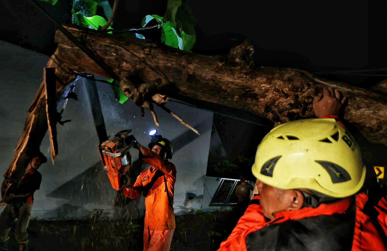 Foto 5 dari 22: Kota Madiun Diterjang Puting Beliung, Petugas Respon Cepat Bersihkan Area Terdampak