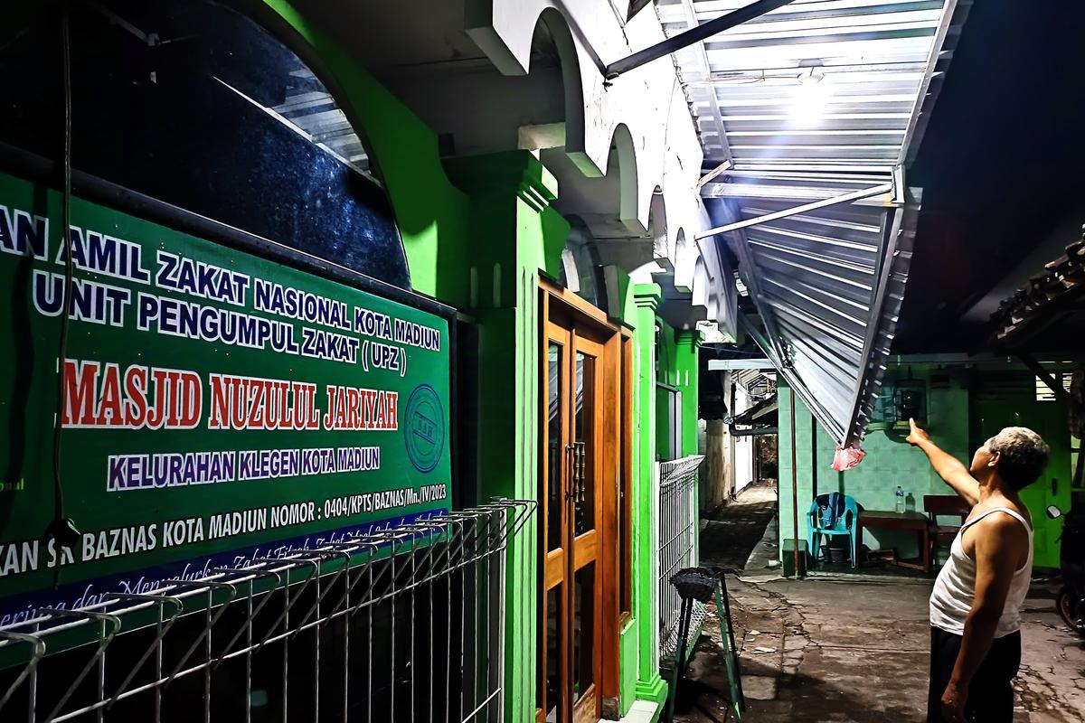 Foto 14 dari 22: Kota Madiun Diterjang Puting Beliung, Petugas Respon Cepat Bersihkan Area Terdampak