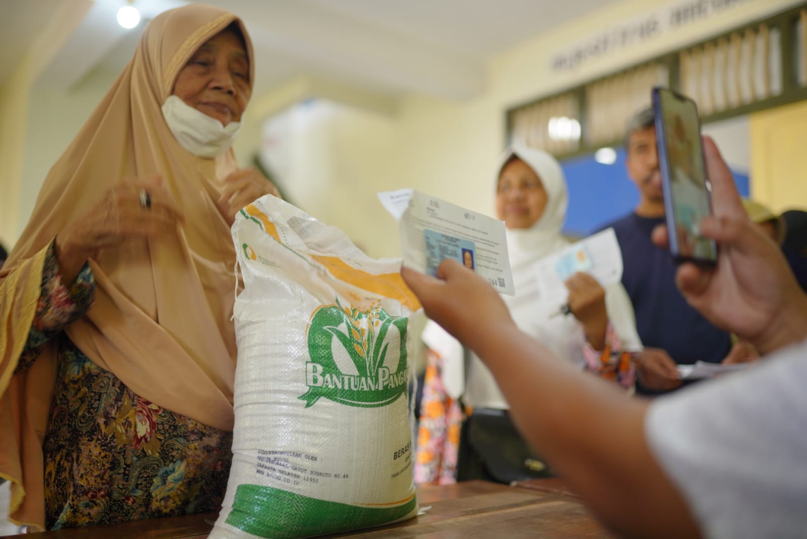 Foto 5 dari 9: Bantuan Pangan Tahap Kedua Jatah Oktober Mulai Dicairkan, Penerima Dapat 10 Kg Beras Bantuan