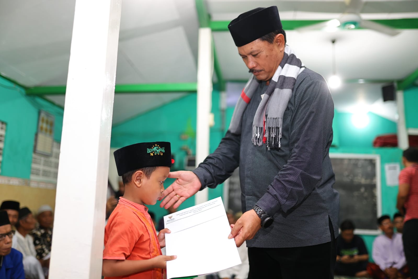 Foto 7 dari 8: Sambang Warga Jalan Trunojoyo, Wali Kota Shalat Isya Berjamaah Di Musala Al Qodiroh