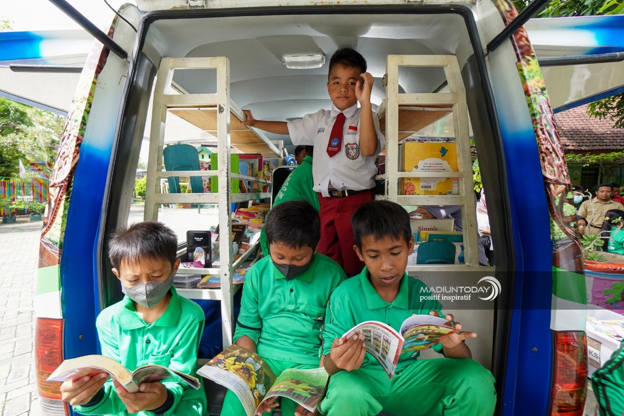Foto 5 dari 9: Tingkatkan Minat Baca, Layanan Perpustakaan Keliling Sambangi SD