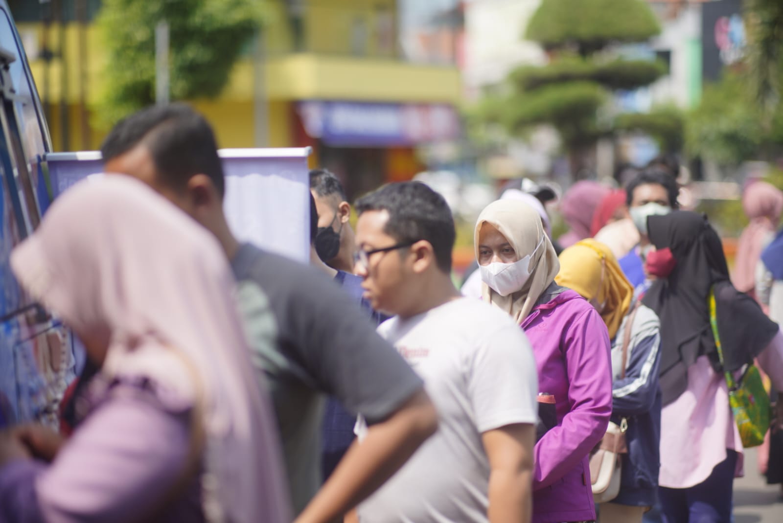 Foto 7 dari 9: Animo Tinggi, Warga Padati Mobil Kas Keliling BI Di Alun-alun Kota Madiun