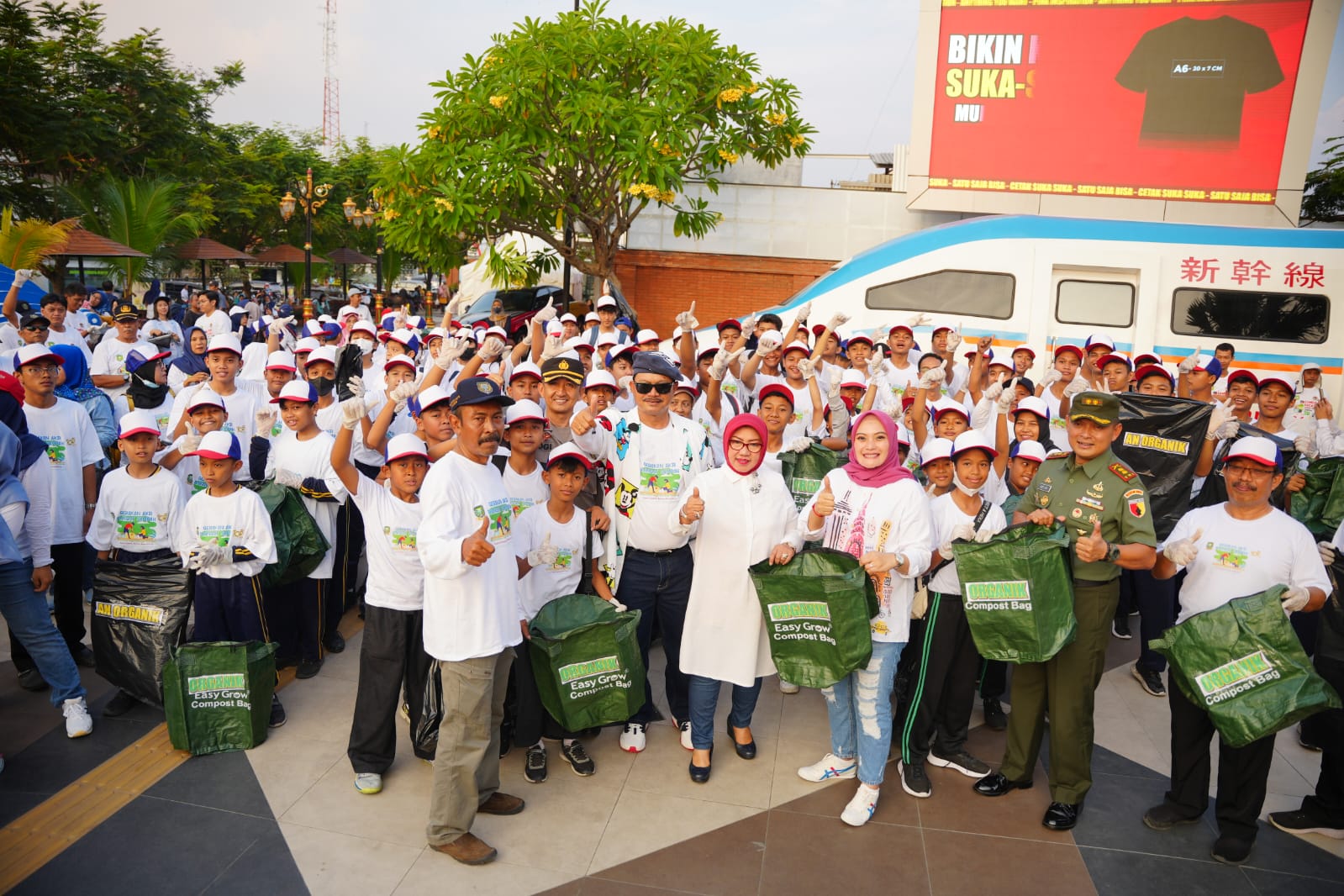 Foto 2 dari 6: Ada Aksi Pungut Sampah Bersama 105 Pelajar Dalam Peringatan Hari Jadi, Wali Kota Beri Apresiasi