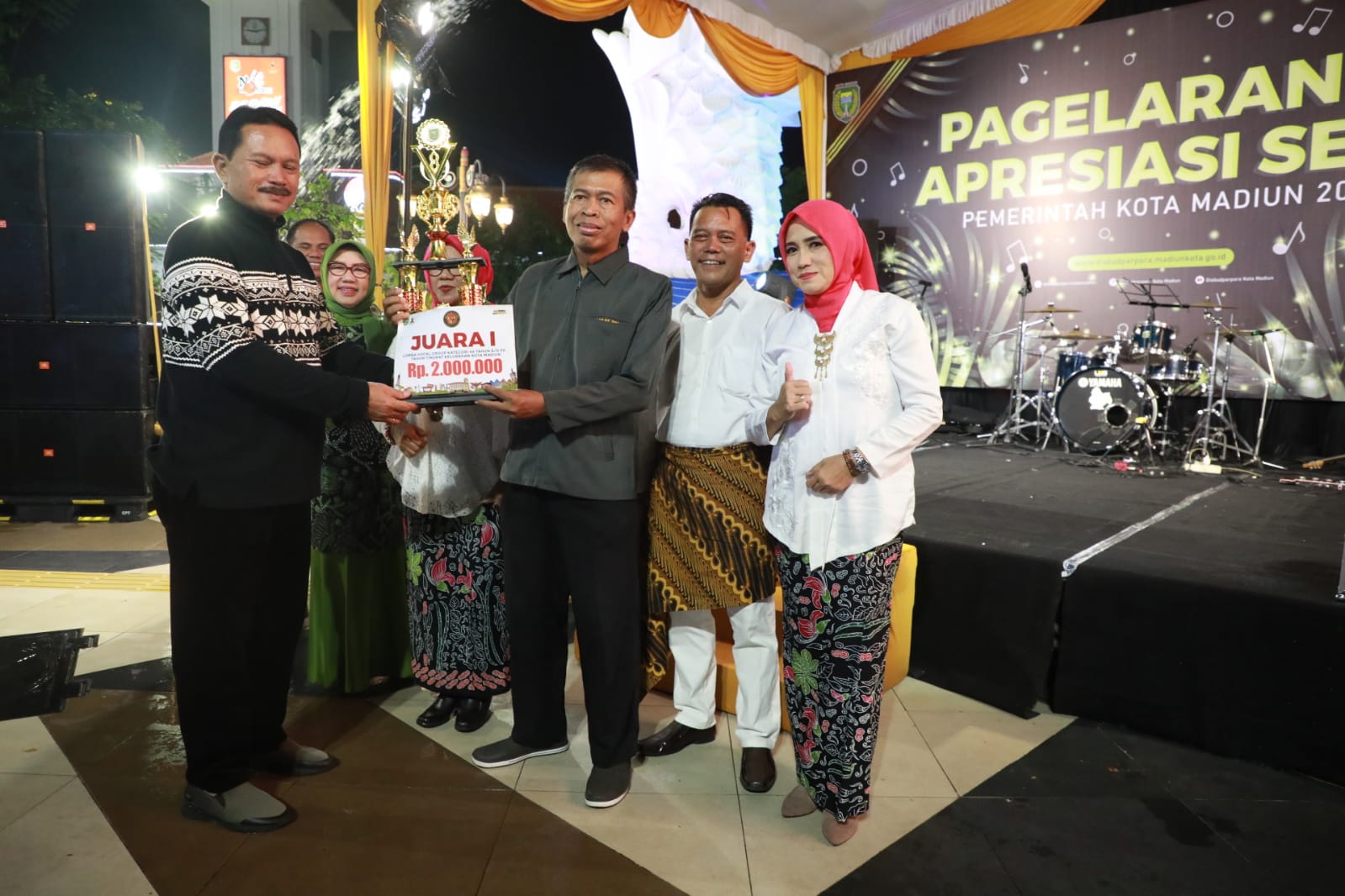 Foto 8 dari 12: Hadiri Pagelaran Seni, Wali Kota Juga Serahkan Hadiah Lomba Vocal Group di PSC
