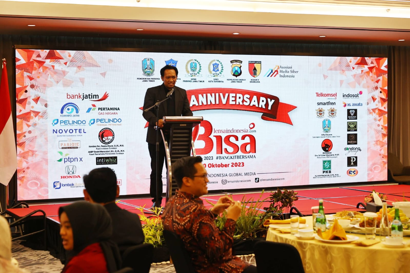 Foto 3 dari 4: Banyak Kreasi Bangun Kota, Wali Kota Maidi Raih Penghargaan The Right Man On The Right Place Kategori The Most Innovative Leader dari Lensa Indonesia