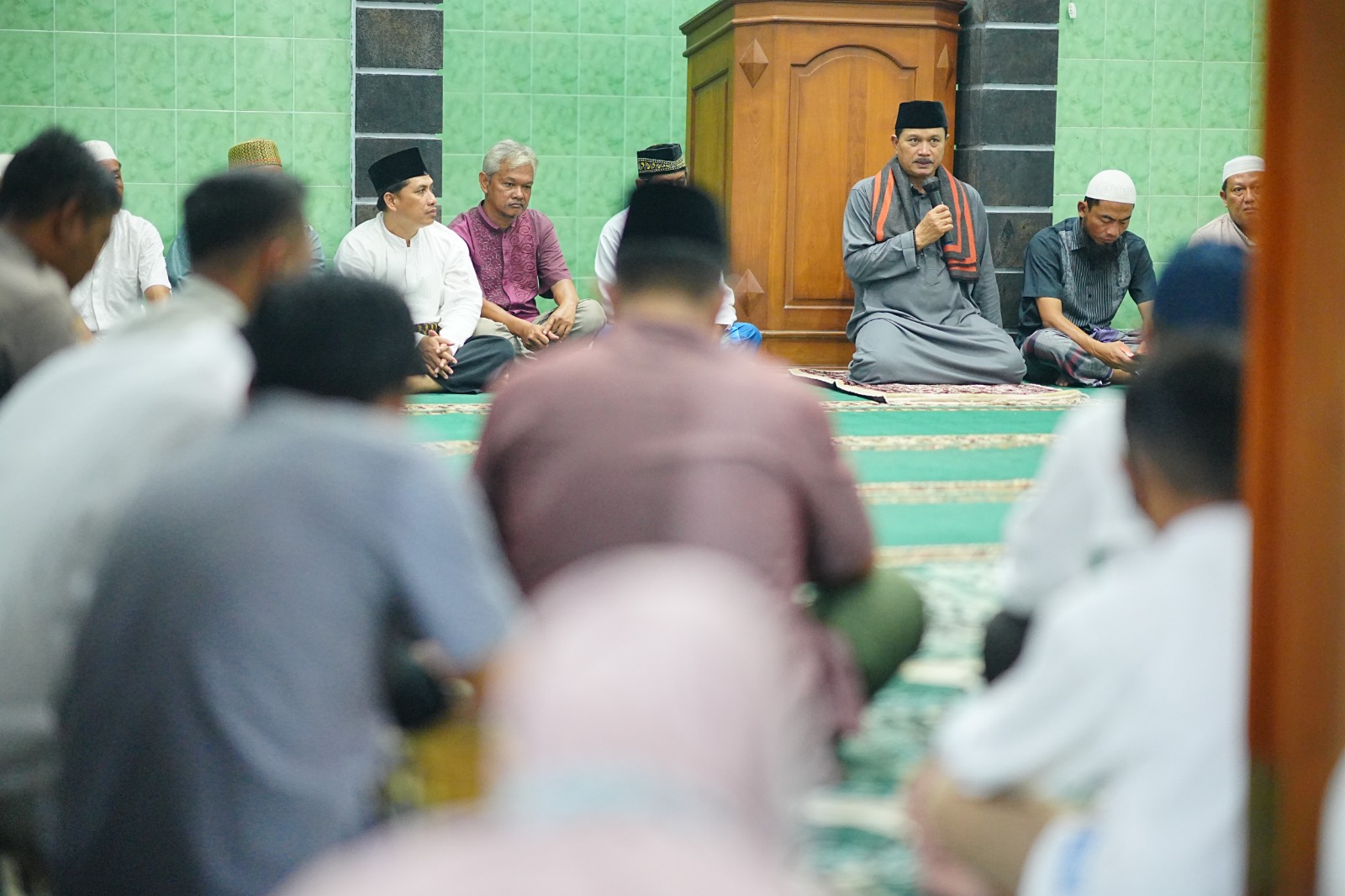 Foto 5 dari 10: Lewat Shalat Isya Berjamaah, Wali Kota Ajak Warga Dukung Pembangunan Kota