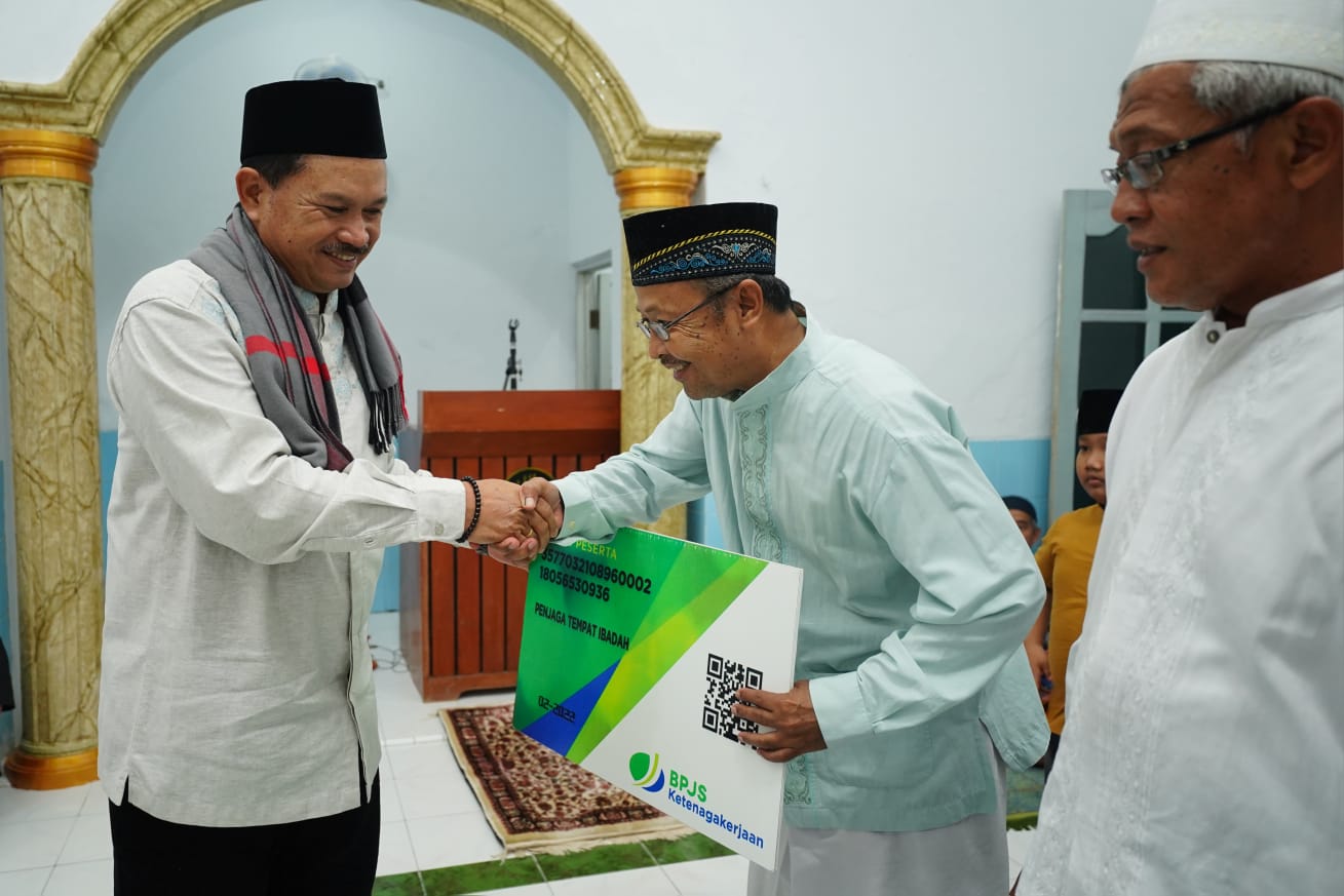Foto 8 dari 10: Salat Isya di Masjid Miftahul Huda, Wali Kota Ajak Jamaah Bangun Nuansa Religi Jelang Puasa