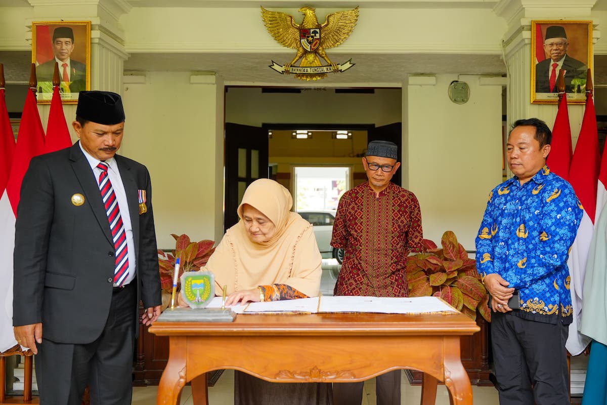 Foto 1 dari 9: Terima Wakaf Tanah Makam Keluarga Tri Rejeki, Wali Kota Sampaikan Terima Kasih dan Apresiasi